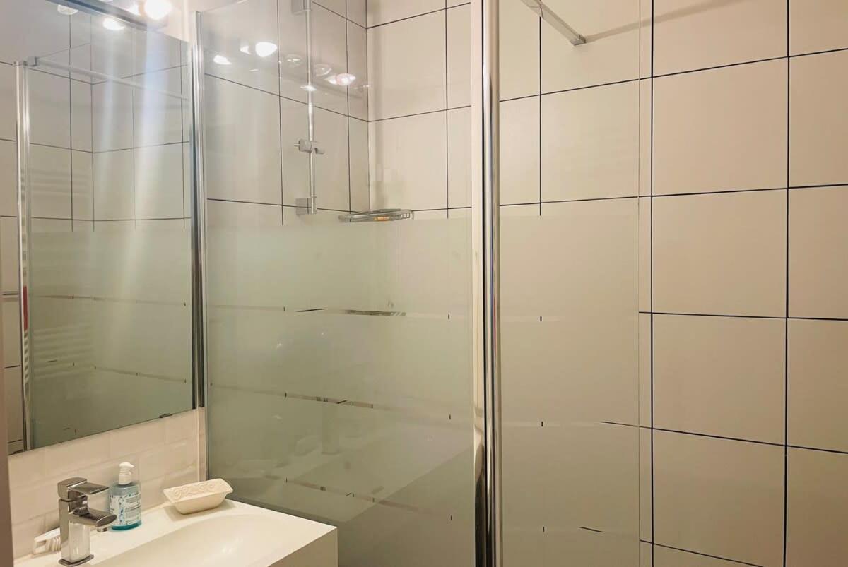 Beautiful 1 Bedroom Next To Roland *