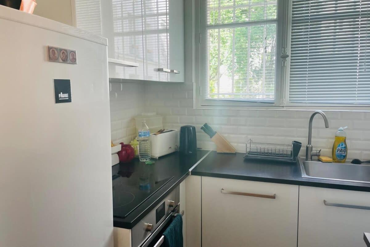 Beautiful 1 Bedroom Next To Roland *